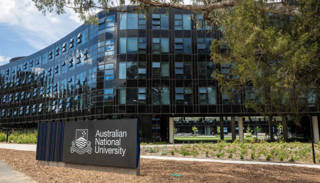 Trường Đại học Quốc gia Úc và Đại học Canberra vừa trở thành 2 trường đại học đầu tiên của Úc, được phép đón sinh viên quốc tế tới học vào tháng 7.