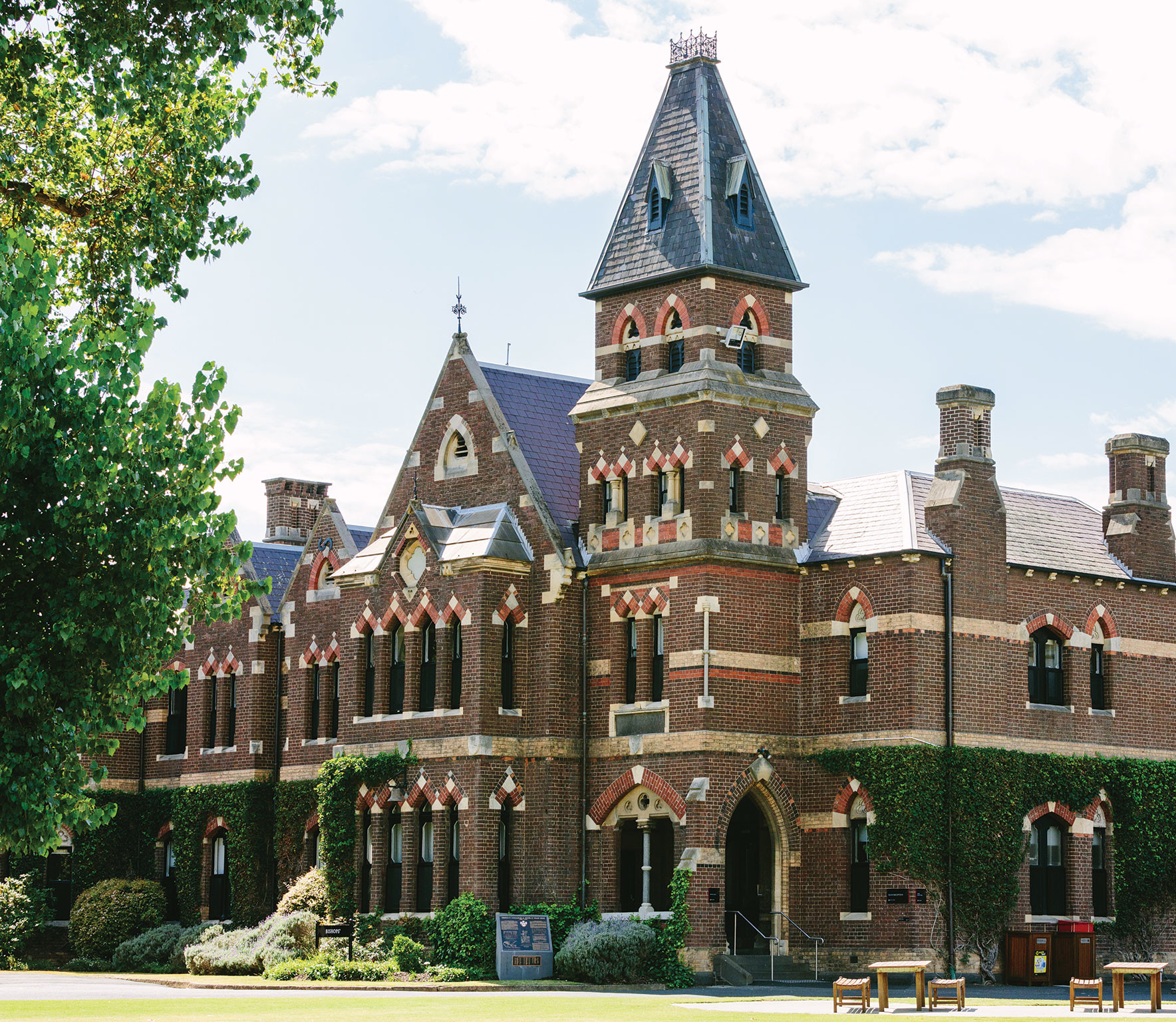Đại học Melbourne - đứng thứ 3 trong top 10 trường đại học hàng đầu tại Úc theo bảng xếp hạng của QS World 2021.